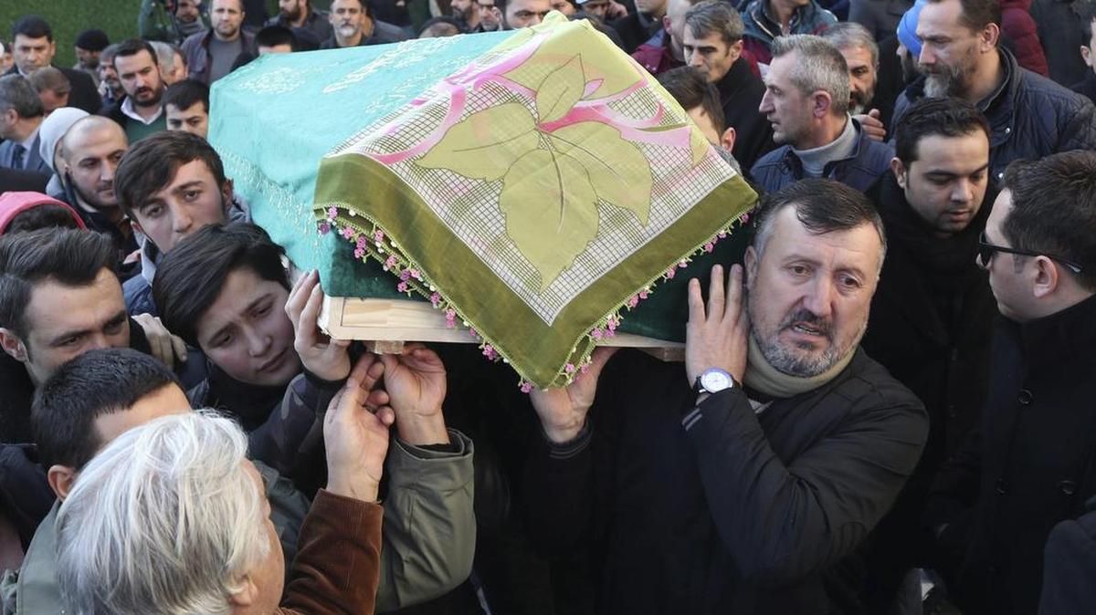 Familiares portan el féretro de Bsura Kose, de 19 años, una de las víctimas del atentado en el club Reina durante su funeral en Estambul (Turquía) el 2 de enero de 2017.