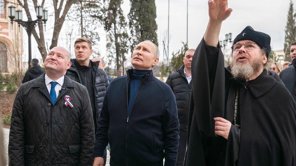 El presidente de Rusia, Vladimir Putin, centro, visita un centro infantil en Sebastopol, Crimea, el 18 de marzo del 2023.