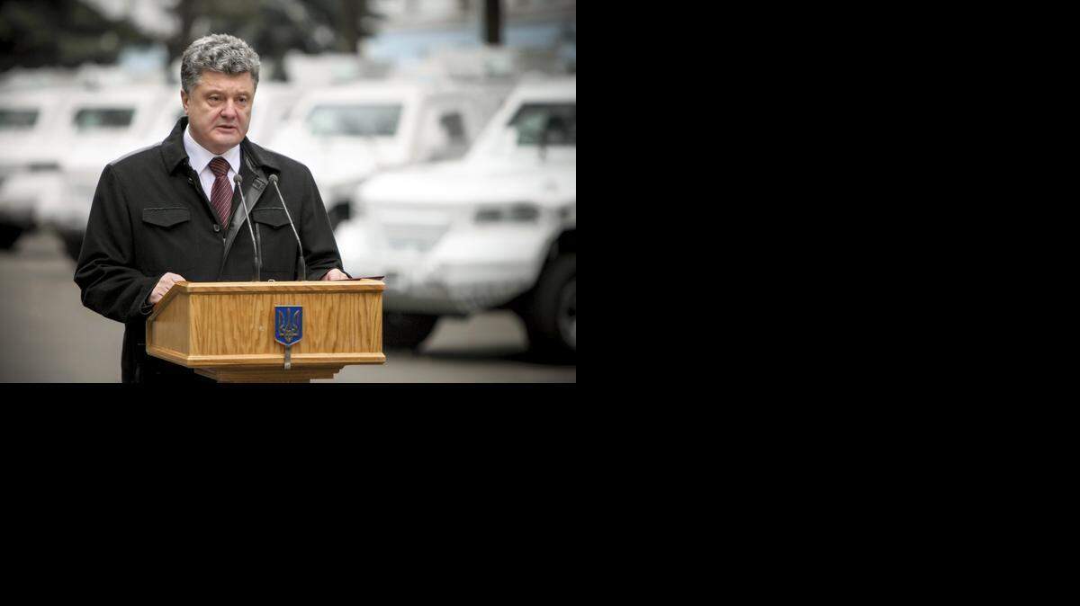 
El presidente de Ucrania, Petró Poroshenko, entregó el jueves a la OSCE diez automóviles blindados en un intento de que ellos puedan supervisar el alto el fuego y alertar sobre la entrada de nuevos convoyes militares desde Rusia.
