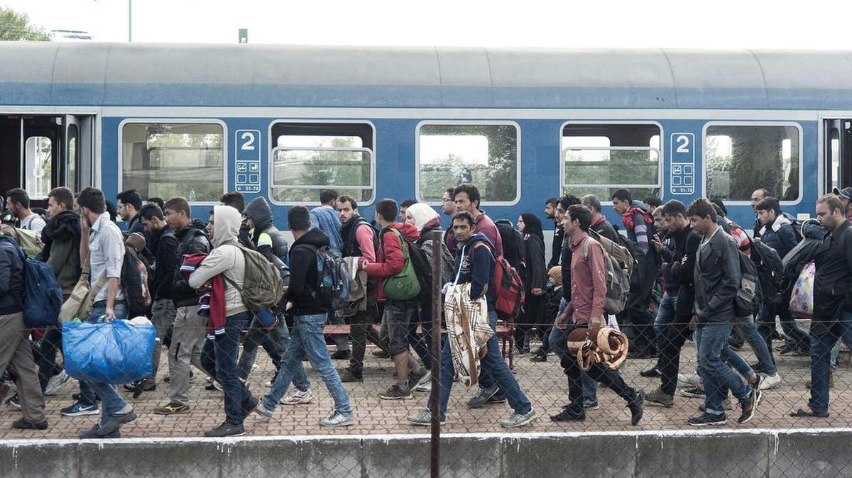 

Refugiados sirios llegan este lunes a la estación de ferrocarril de la localidad de Hegyeshalom, en Hungría.


