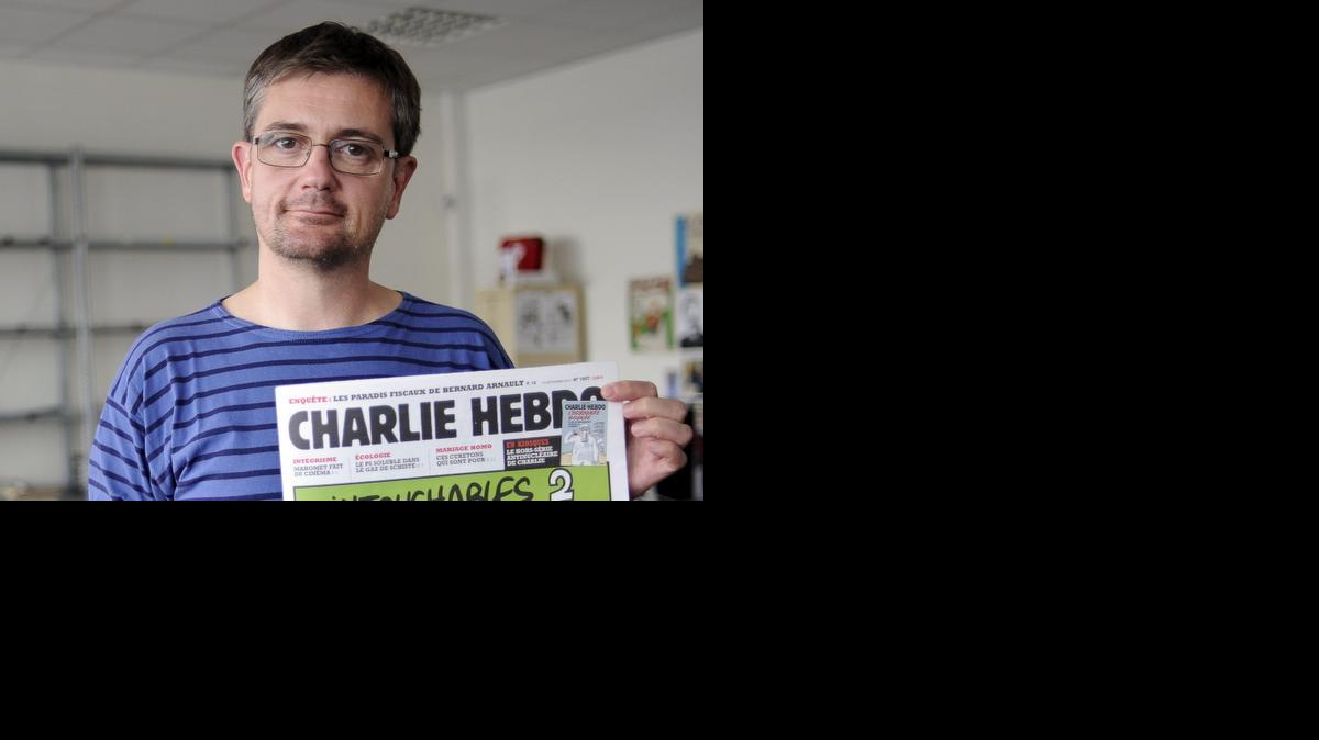 
Imagen de archivo fechada el 19 de septiembre de 2012 que muestra al director del periódico satírico francés “Charlie Hebdo”, Charb, que sostiene la portada de la publicación en París.
