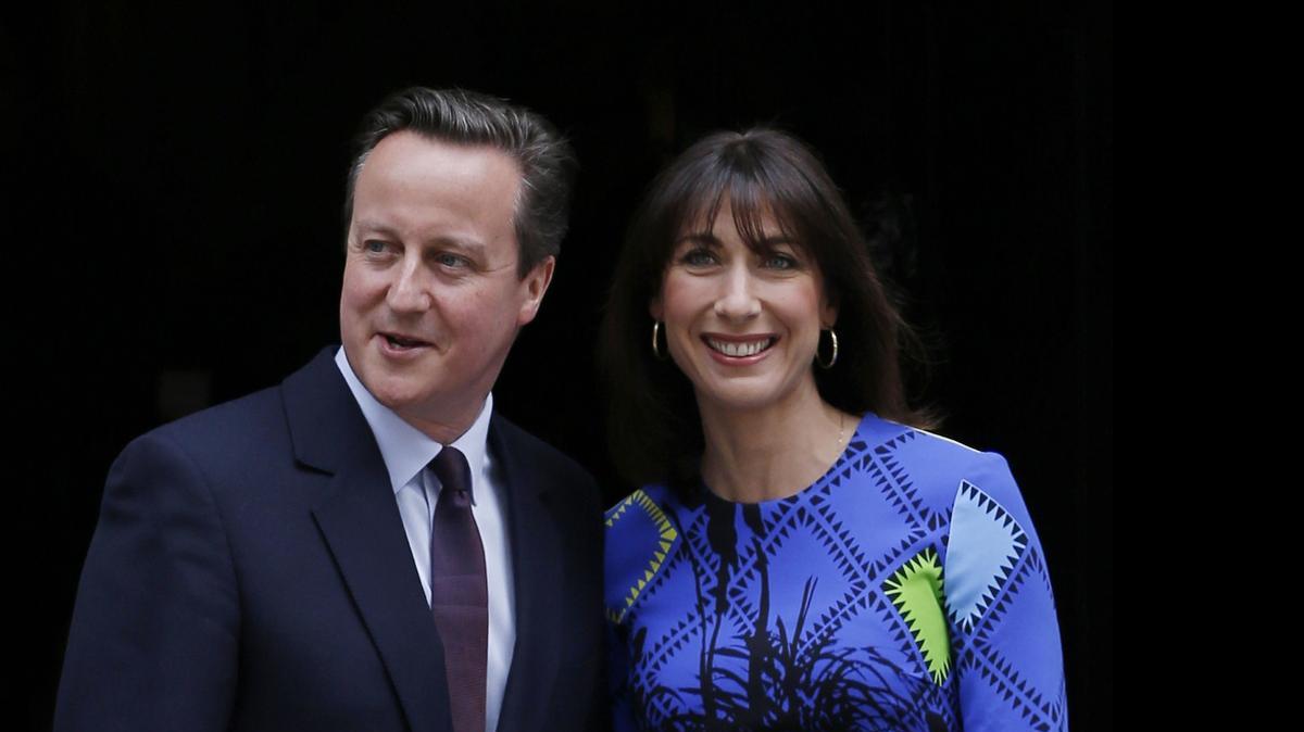 
El primer ministro conservador, David Cameron, y su esposa Samantha frente a la residencia del número 10 de Downing Street en Londres. Cameron gobernará un segundo mandato tras lograr la mayoría absoluta en las elecciones en el Reino Unido. 
