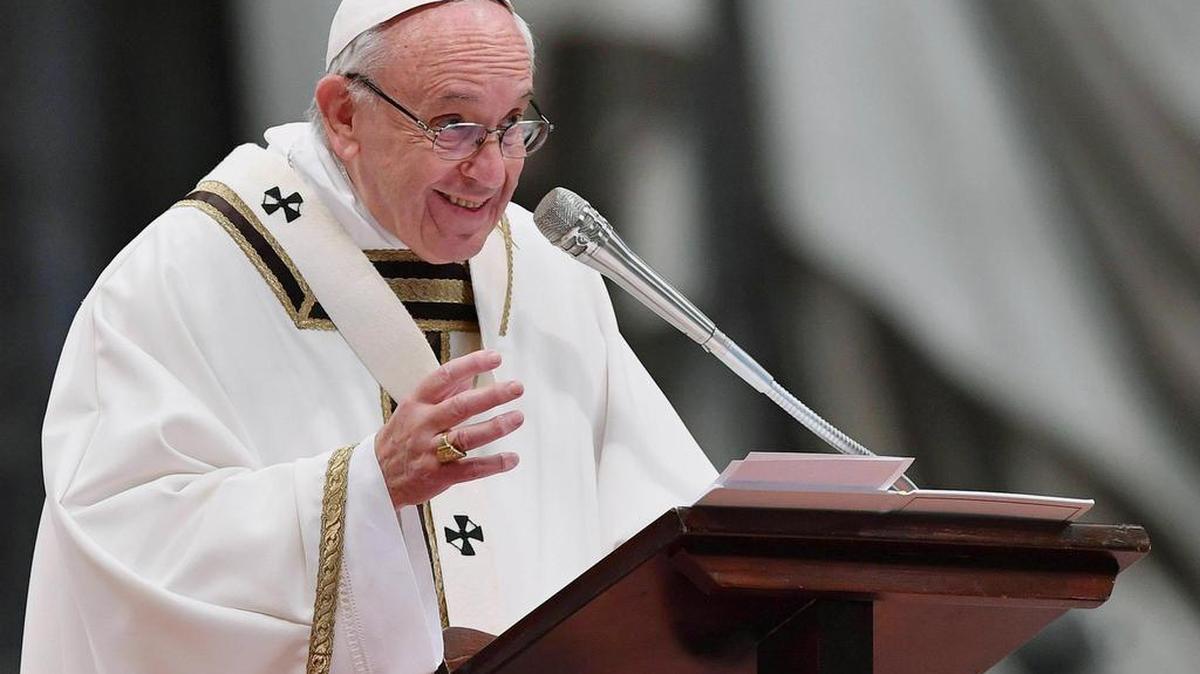 El papa Francisco oficia la misa Crismal de Jueves Santo en la Basílica de San Pedro del Vaticano, el 13 de abril de 2017.