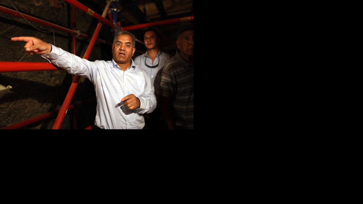 <cutline_leadin>El ministro</cutline_leadin> egipcio de Antigüedades, Mamdouh Eldamaty, habla con la prensa en el interior de la pirámide Djoser en Saqqara, Egipto, este martes.