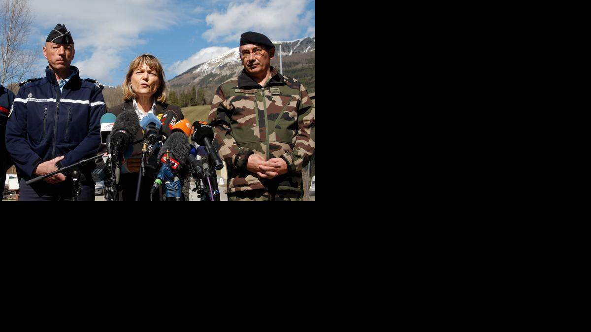 
Patricia Willaert, representante del gobierno regional, da detalles de las labores de recuperación de los restos de las víctimas de la tragedia aérea, el martes en Seyne, Francia.
