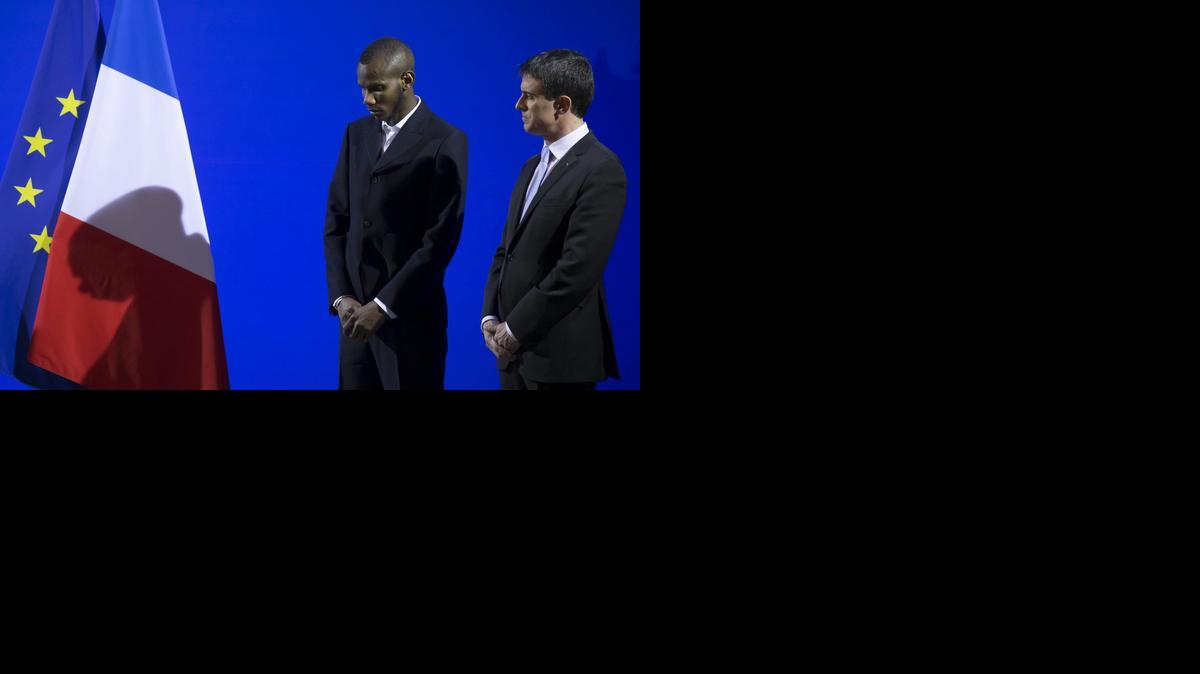 <cutline_leadin>El maliense</cutline_leadin> Lassana Bathily (izq.) junto con el primer ministro francés Manuel Valls (der.), durante su ceremonia de nacionalización celebrada en Francia, el martes.<252><252>