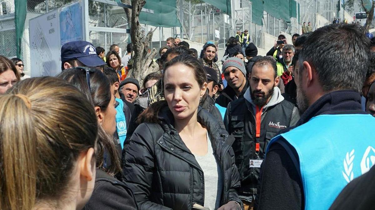 Angelina Jolie, embajadora de buena voluntad del Alto Comisionado de la ONU para los refugiados (ACNUR), visitó el jueves Lesbos.