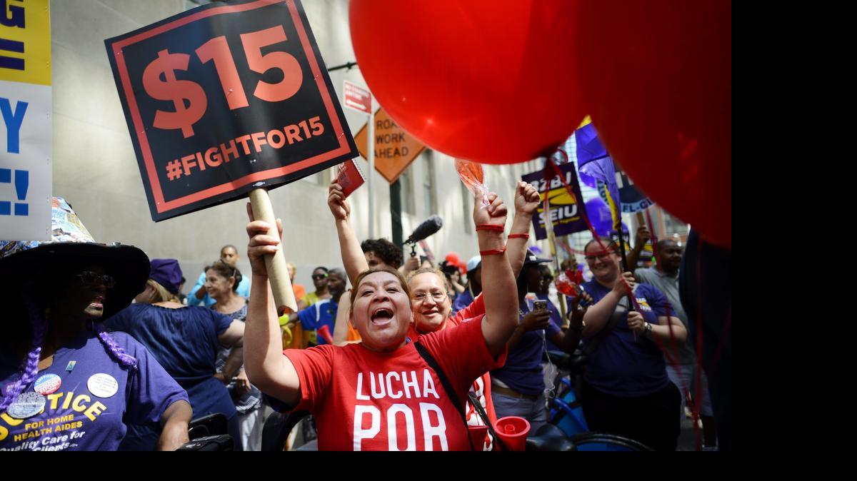 
Personas celebran mientras siguen la transmisión en vivo de una reunión de directivos del estado de Nueva York que anunció su recomendación de incrementar el salario mínimo en Nueva York a $15 dólares por hora, hoy, miércoles 22 de julio de 2015, en Nueva York (EE.UU.). La recomendación para el incremento del salario mínimo hecha por el panel, que fue fijado por el gobernador de Nueva York Andrew Cuomo para estudiar el asunto, viene después de cuatro años iniciar su trabajo específicamente dedicado a este tema. 
