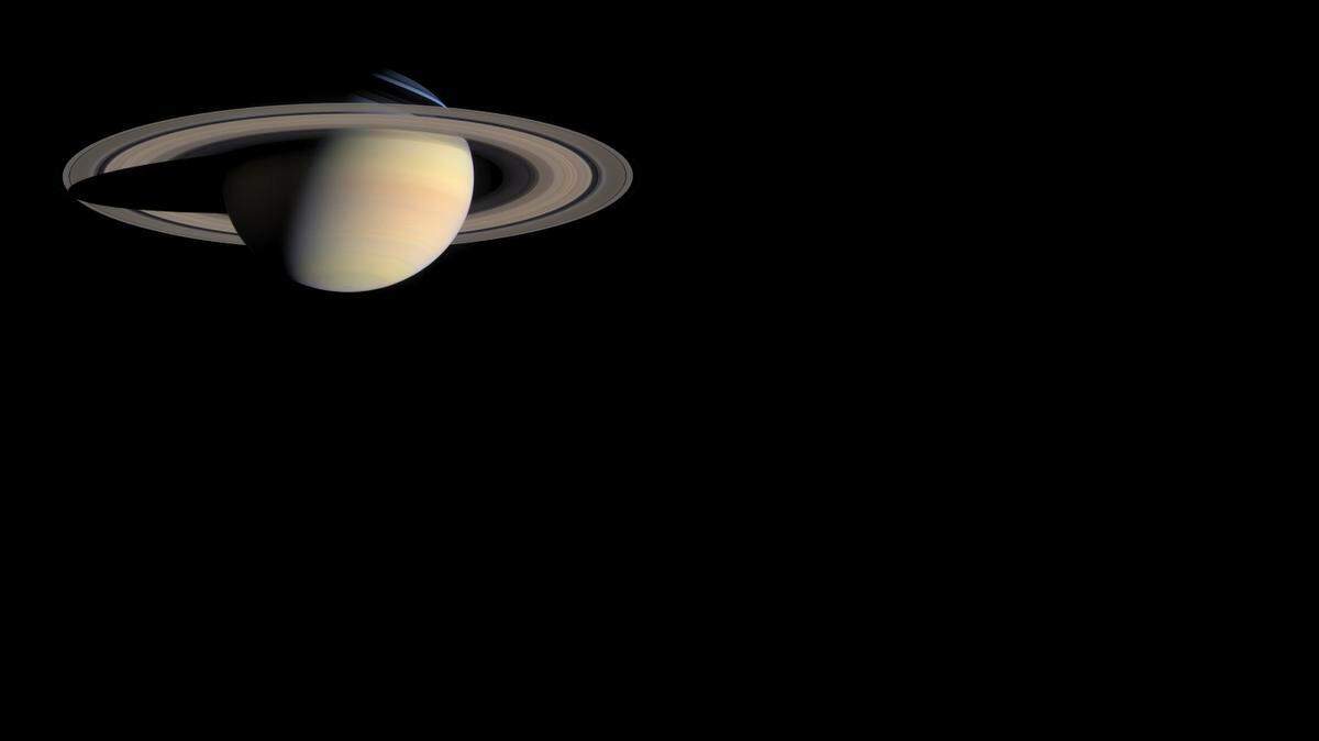 
Un equipo de astrónomos halló el primer planeta fuera del Sistema Solar rodeado de anillos como Saturno, pero con halos 200 veces más grandes que forman un impactante cuerpo celeste.
