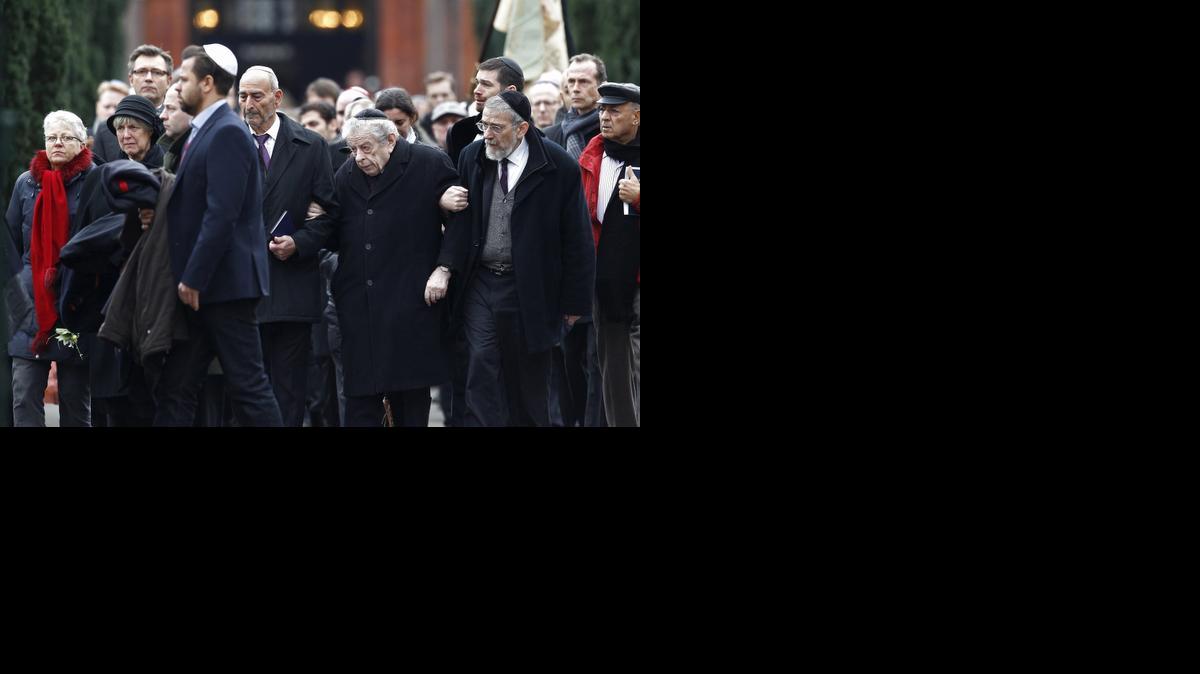
Personas asisten al funeral de Dan Uzan, el hombre judío danés asesinado mientras hacía guardia delante de una sinagoga el pasado fin de semana, en el cementerio judío de Copenhague, Dinamarca, el miércoles.


