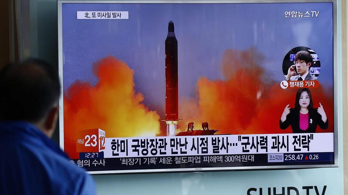 Un hombre ve por televisión el lanzamiento de un misil de Corea del Norte hoy, jueves 20 de octubre de 2016, en Seúl (Corea del Sur).
