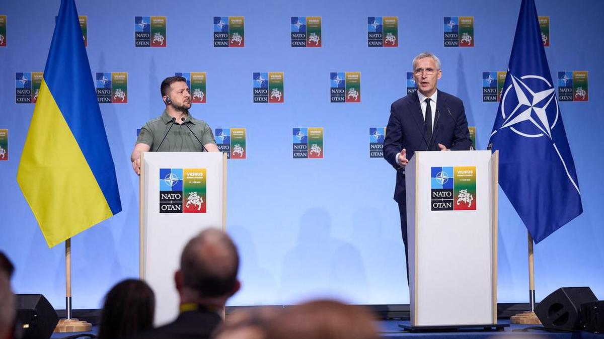 El secretario general de la OTAN, Jens Stoltenberg (der.) habla en una conferencia de prensa en presencia del presidente de Ucrania, Volodimir Zelenski, el 12 de julio de 2023.