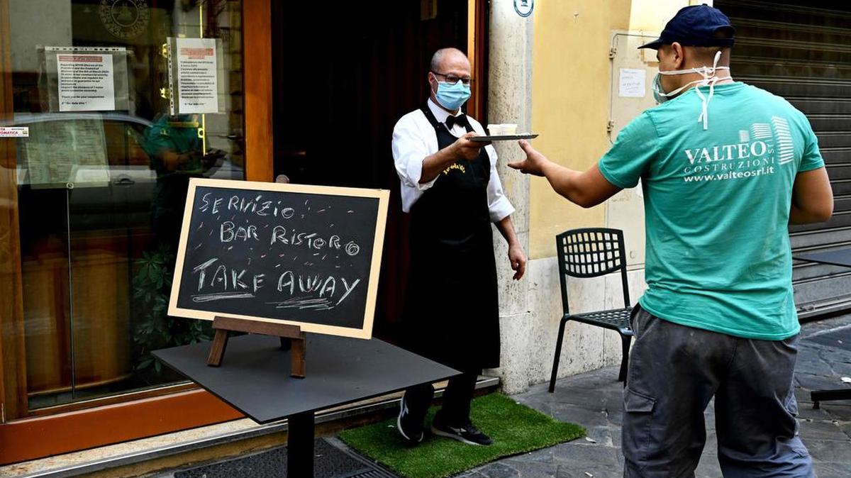 Un hombre espera por su café en un bar que solo ofrece servicio de comida y bebidas para llevar, el miércoles en Roma.