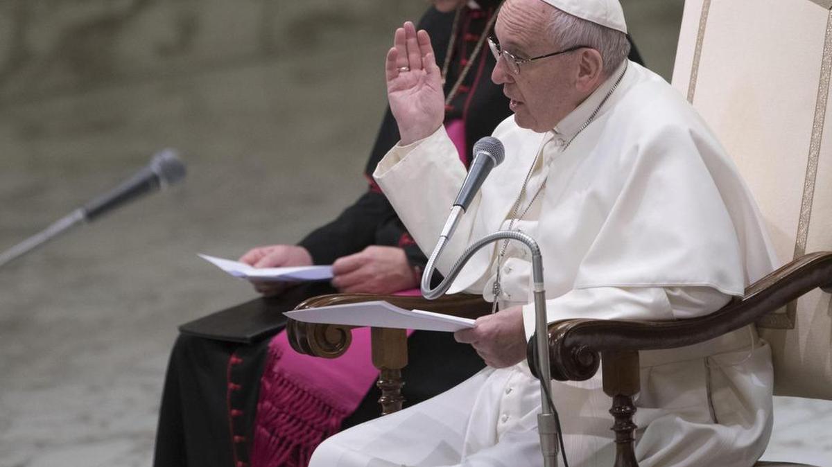 El papa Francisco preside la audiencia general semanal en el aula Pablo VI, en el Vaticano, el 18 de enero de 2016.