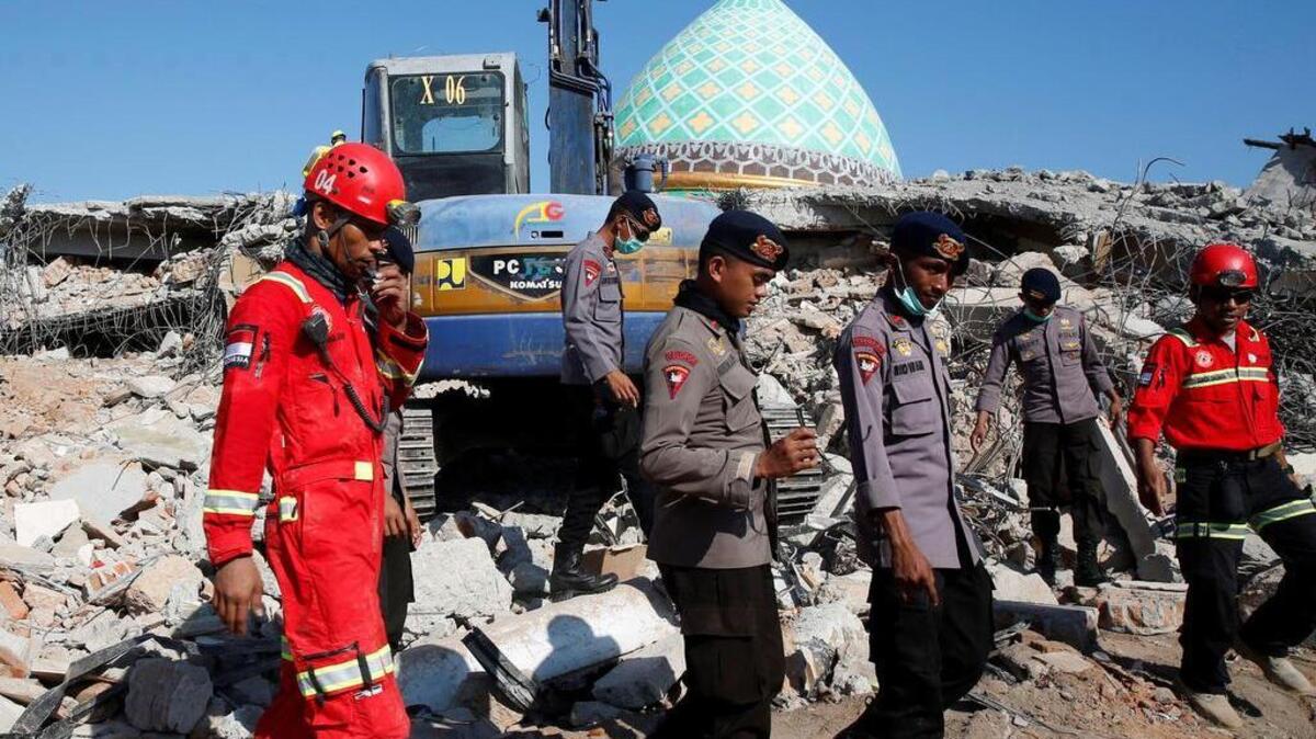 WDX124. LOMBOK (INDONESIA), 09/08/2018.- Miembros de los servicios de rescate buscan hoy, 9 de agosto de 2018, víctimas entre los escombros tras el terremoto que sacudió el norte de la isla de Lombok en Indonesia. Un terremoto de magnitud 5,9 sacudió hoy el noroeste de la isla de Lombok, donde otro movimiento telúrico el domingo dejó un balance provisional de 168 muertos, cerca de 1.500 heridos y 156.000 afectados. EFE/ Adi Weda
