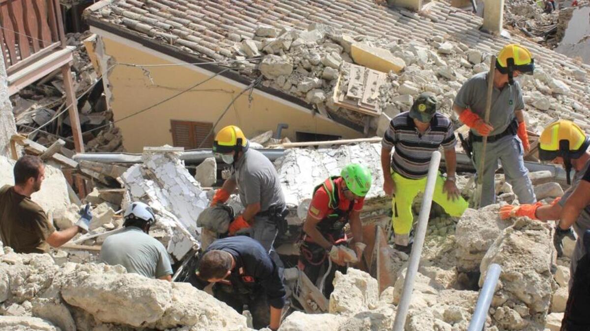 Fotografía facilitada por el Cuerpo de Guardias Forestales de Italia hoy, 26 de agosto de 2016, que muestra a miembros de los servicios de rescate durante las labores de búsqueda de víctimas entre los escombros de un edificio derruido tras el terremoto en Pescara del Tronto (Italia) ayer, 25 de agosto de 2016.