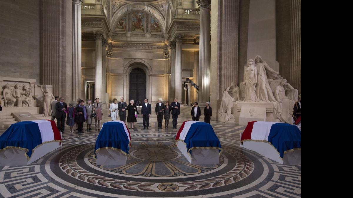 
El presidente Francois Hollande (cen.), asiste con los integrantes de su familia a una ceremonia en honor a los héroes de la resistencia de la Segunda Guerra Mundial el miércoles, frente a cuatro ataúdes con la bandera francesa en el Panteón en París, Francia. 
