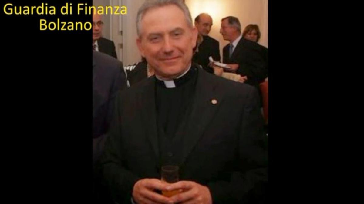Patrizio Benvenuti, un padre jubilado de 64 años, fue arrestado por la policía de Italia y acusado de cometer un fraude millonario.