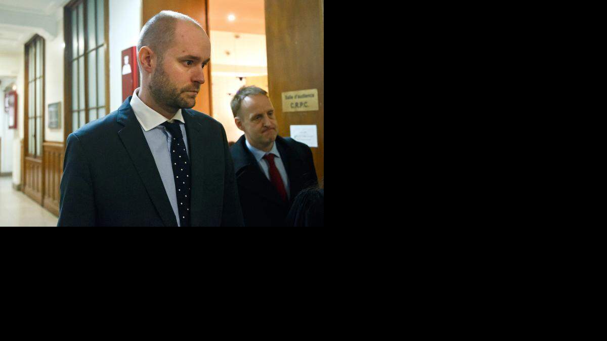 <cutline_leadin>El periodista</cutline_leadin> de <italic>Al Yazira,</italic> Tristan Redman, saliendo de la corte en París, Francia, el martes, después de ser condenado a pagar una multa de 1,000 euros.<252><252>