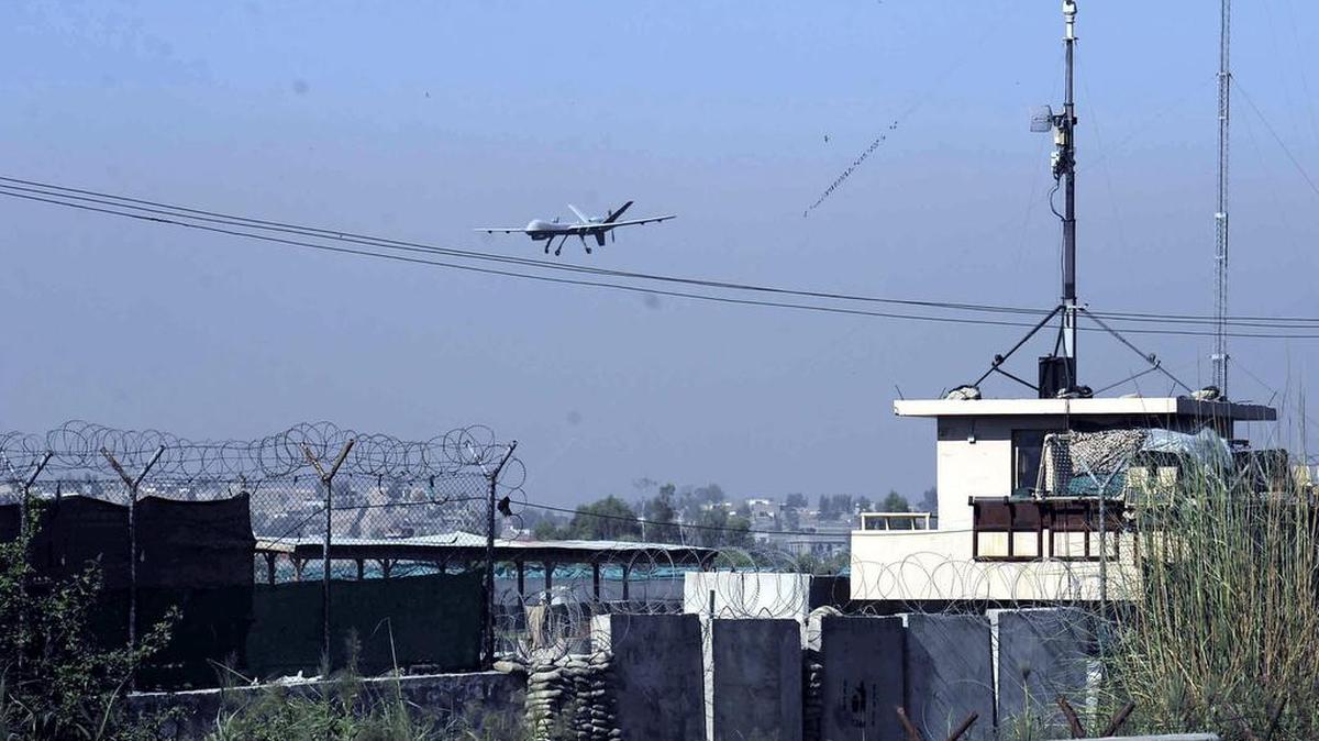 
Un dron aterriza en el aeropuerto de Jalalabad, Afganistán, el viernes. Los talibanes afirmaron que derribaron un avión de transporte militar de Estados Unidos esta madrugada en el que murieron al menos 12 personas, entre ellas cinco soldados estadounidenses.
