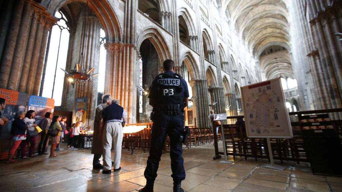 Un policía monta guardia durante la misa en homenaje al sacerdote asesinado Jacques Hamel, en la Catedral de Notre Dame de París, Francia el 27 de julio de 2016.