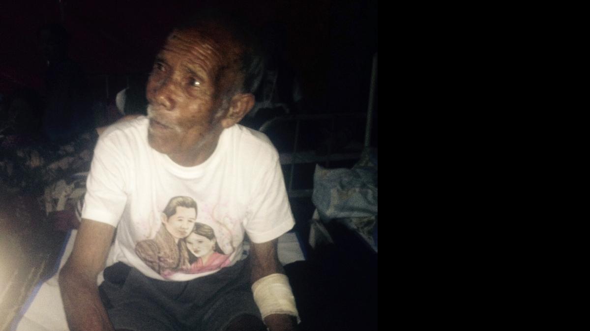 
Funchu Tamang, de 101 años, fue rescatado con heridas leves entre los escombros de su casa.
