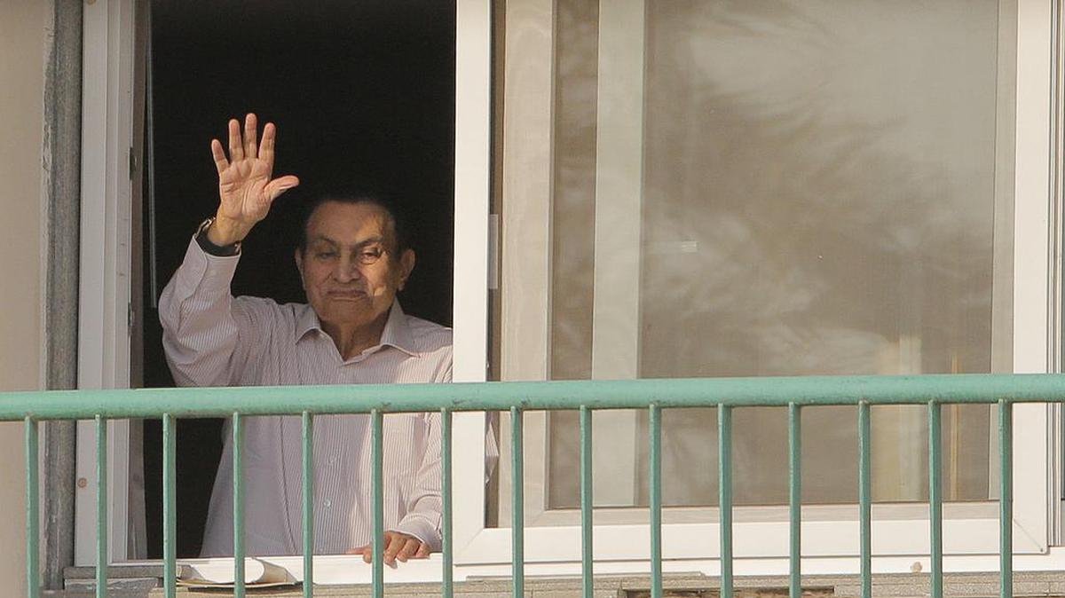 Foto de archivo del 16 de octubre de 1016, del ex presidente egipcio Hosni Mubarak desde su habitación en el Hospital Militar de Maadi. )