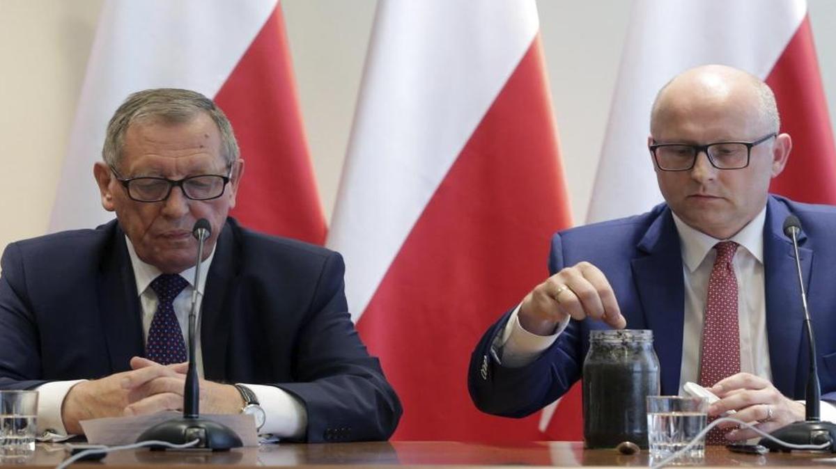 El ministro polaco de Medio Ambiente, Jan Szyszko (i), junto a su adjunto, Andrzej Konieczny (d) que sostiene un tarro con escolitinos (Scolytinae), durante una rueda de prensa sobre el Bosque de Bialowieza en Varsovia (Polonia) el lunes 31 de julio de 2017. El Ministerio de Medio Ambiente escribirá una respuesta a la Comisión Europea, que llevó a Polonia ante el Tribunal de Justicia de la Unión Europea (TJUE) por la creciente tala del bosque de Bialowieza, espacio declarado Patrimonio de la Humanidad por la Unesco y protegido por la red Natura 2000.