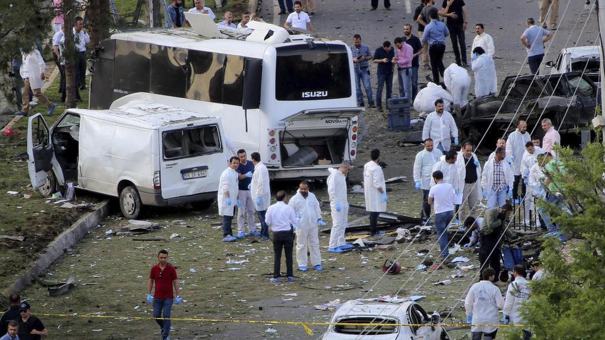 Tres personas murieron y 42 resultaron heridas este martes al explotar un coche bomba al paso de un vehículo de la policía en Diyarbakir.
