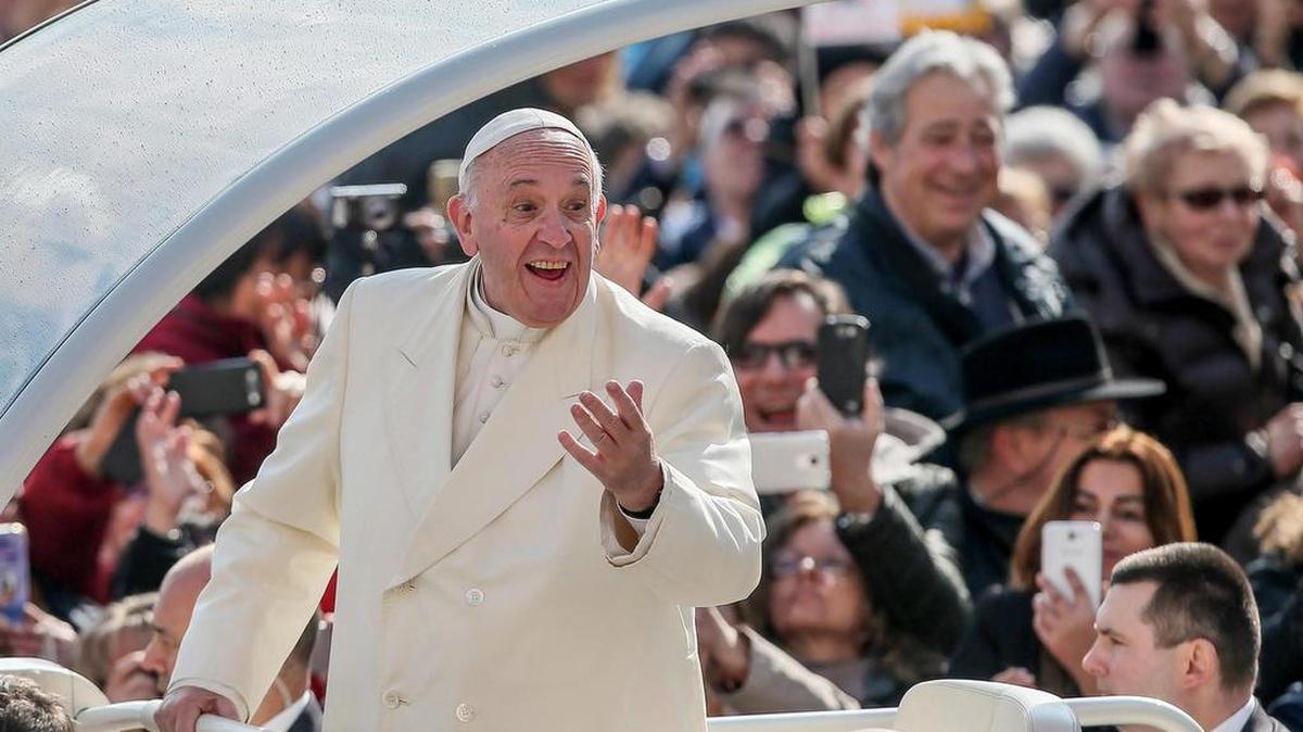 El papa Francisco saluda los feligreses desde papamóvil a su llegada a la audiencia general de los miércoles celebrada hoy, 16 de marzo de 2016, en la Plaza de San Pedro del Vaticano, en la Ciudad del Vaticano.
