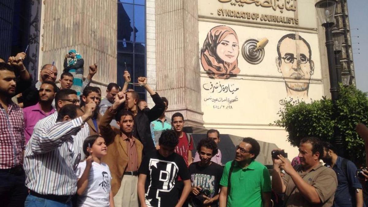 Una protesta frente al sindicato de la prensa en El Cairo, el lunes, por la detención de dos periodistas.