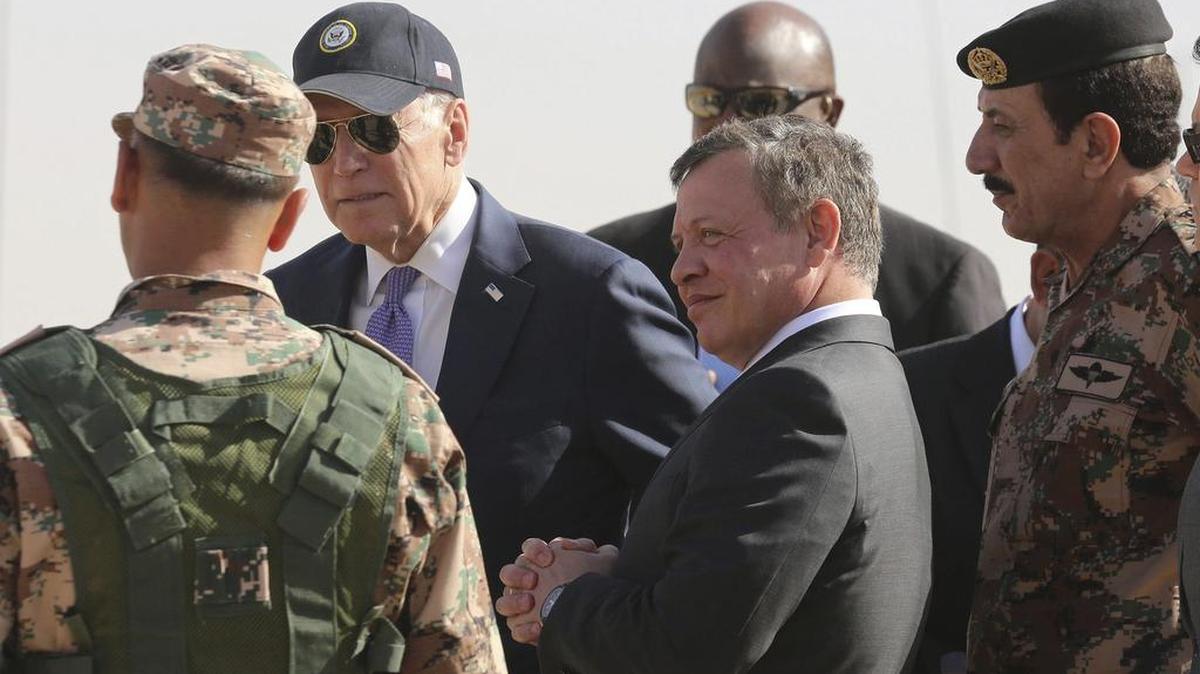 Biden, el vicepresidente estadounidense, visita un centro militar junto al rey jordano, Abdalá II, tras reunirse ambos anteriormente en la capital del país.