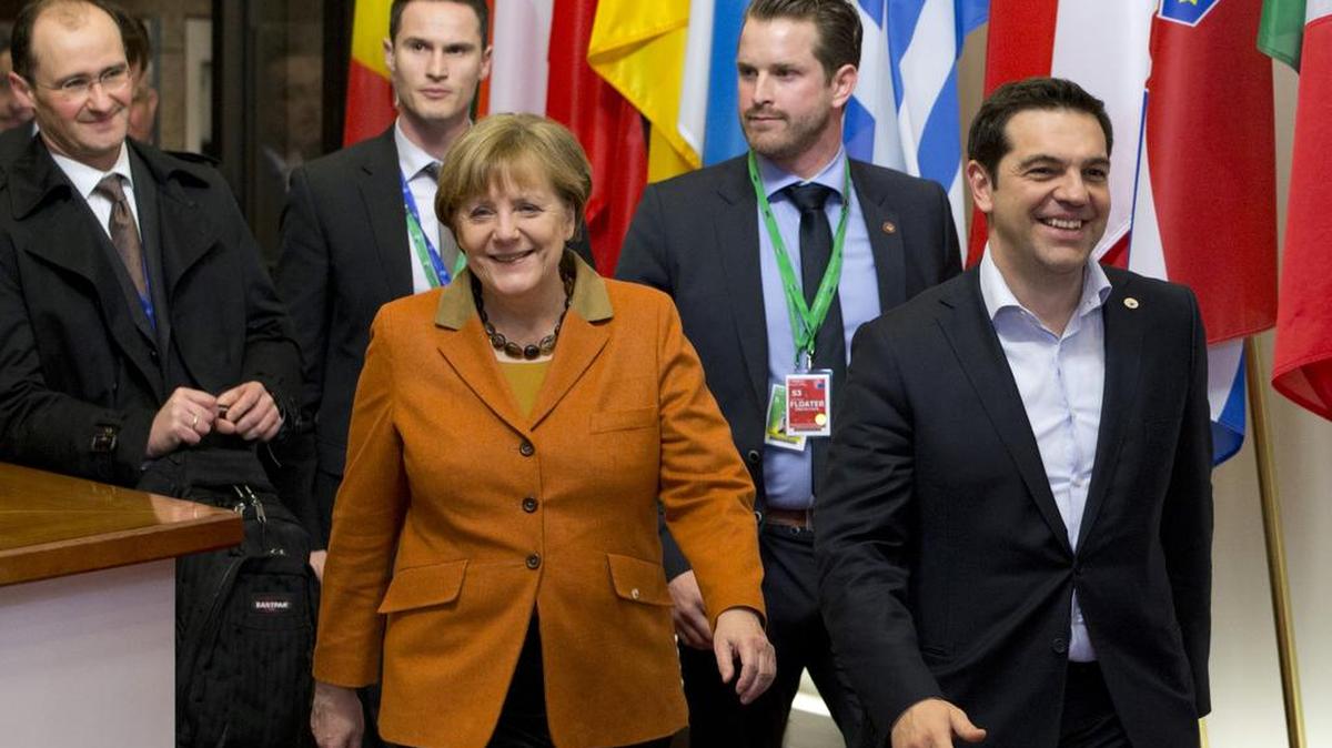 El primer ministro griego Alexis Tsipras (der.) junto a la canciller alemana Angela Merkel, durante el encuentro en Bruselas.