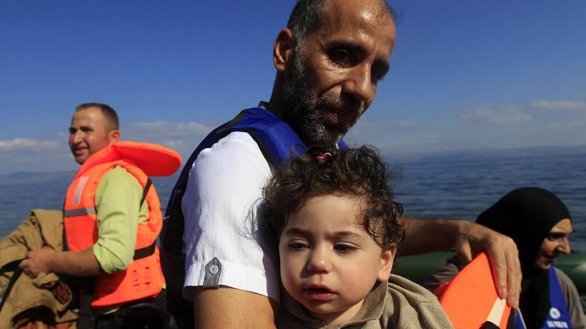 
Regufiados a su llegada el lunes a la costa de Mytilini en la Isla de Lesbos, Grecia. Los embajadores de los 28 ante la Unión Europea (UE) no lograron hoy consensuar una posición común sobre el reparto propuesto por la Comisión Europea (CE) de 120,000 inmigrantes.
