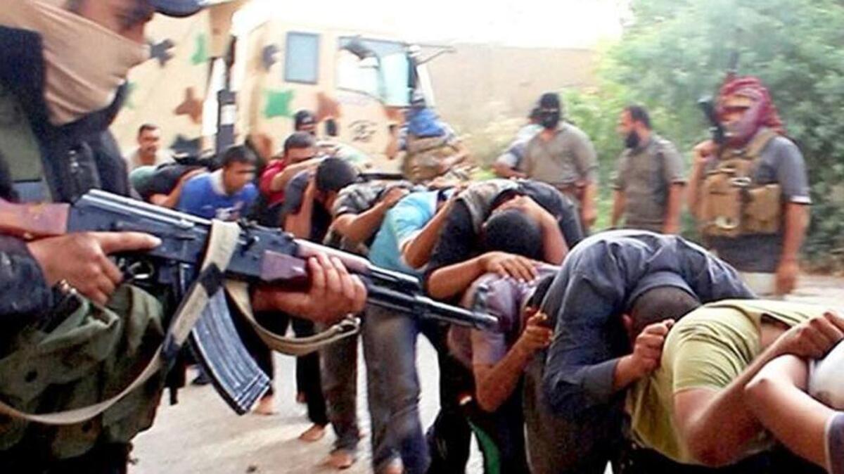 Imagen publicada por militantes del Estado Islámico el 14 de junio de 2014. Muestra a cadetes iraquíes capturados por el Estado Islámico antes de ser asesinadas en Tikrit, Irak.