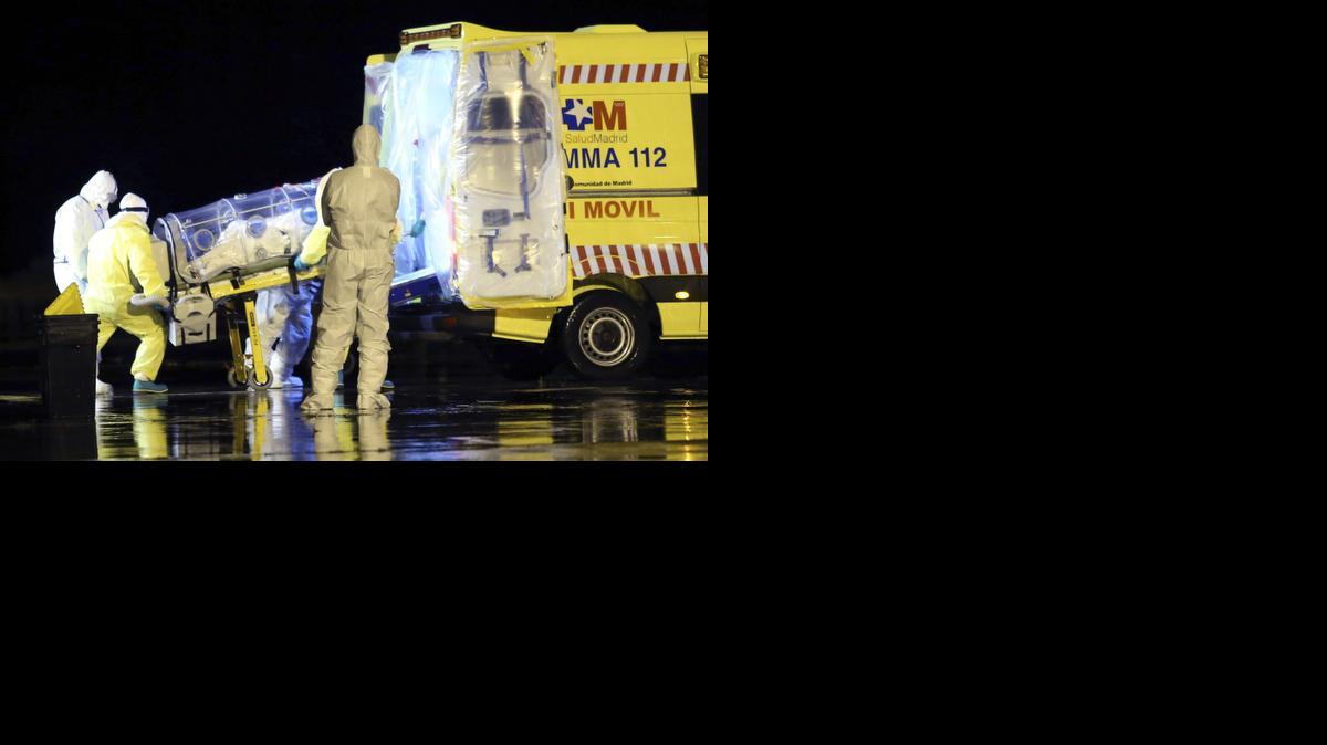 
Fotografía facilitada por el Ministerio de Defensa de la llegada esta madrugada del religioso y médico español Manuel García Viejo, infectado de ébola, a la base de Torrejón de Ardoz (Madrid), en un avión medicalizado desde Sierra Leona para ser tratado de su enfermedad en el hospital Carlos III . EFE
