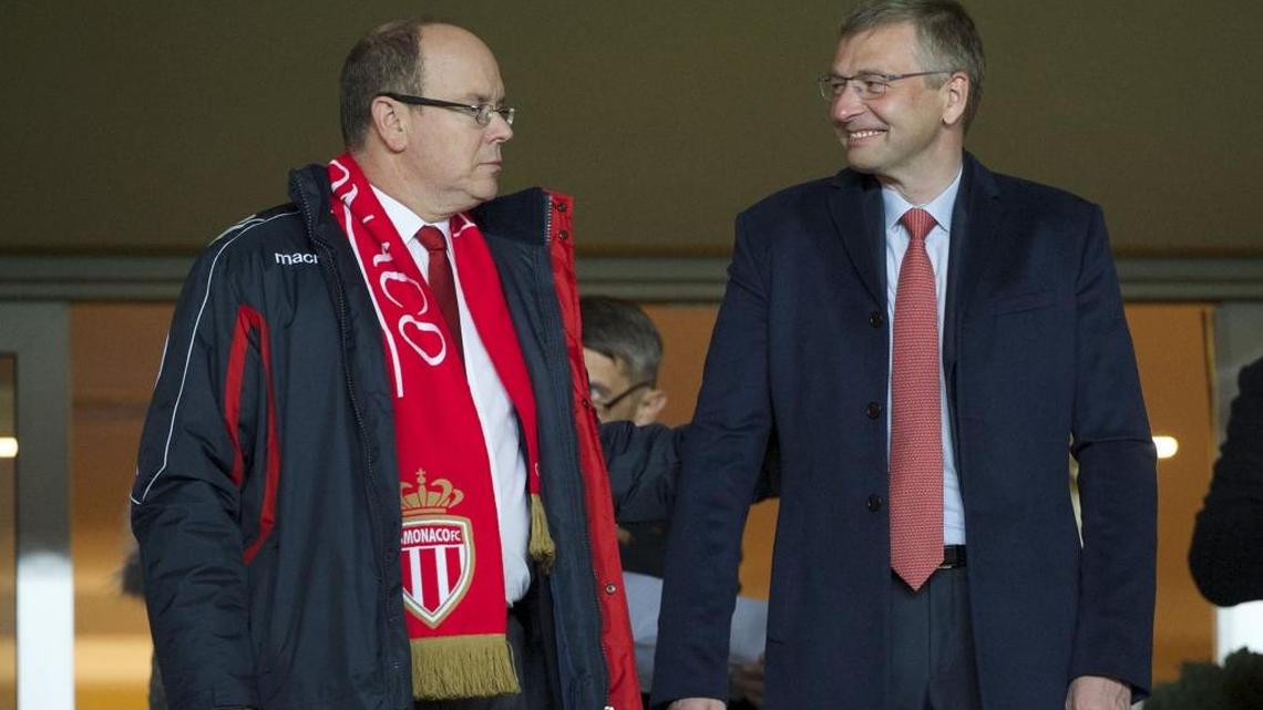 El millonario ruso Dmitri Rybolovlev (der.), presidente del club de fútbol de Mónaco, conversa con el príncipe Alberto de Mónaco en el 2014.
