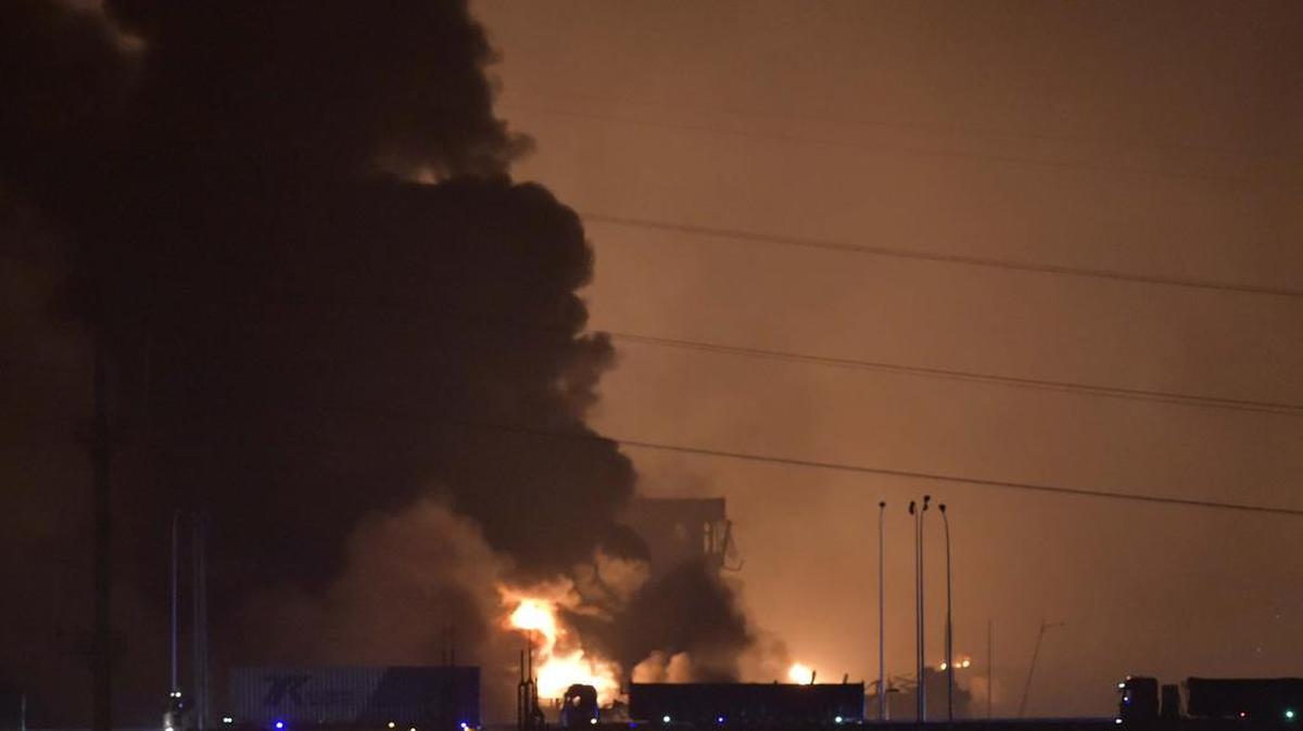 
Una enorme explosión ocurrida este miércoles de noche en un depósito de productos inflamables en la ciudad portuaria de Tianjin, en el norte de China, provocó al menos siete muertos.
