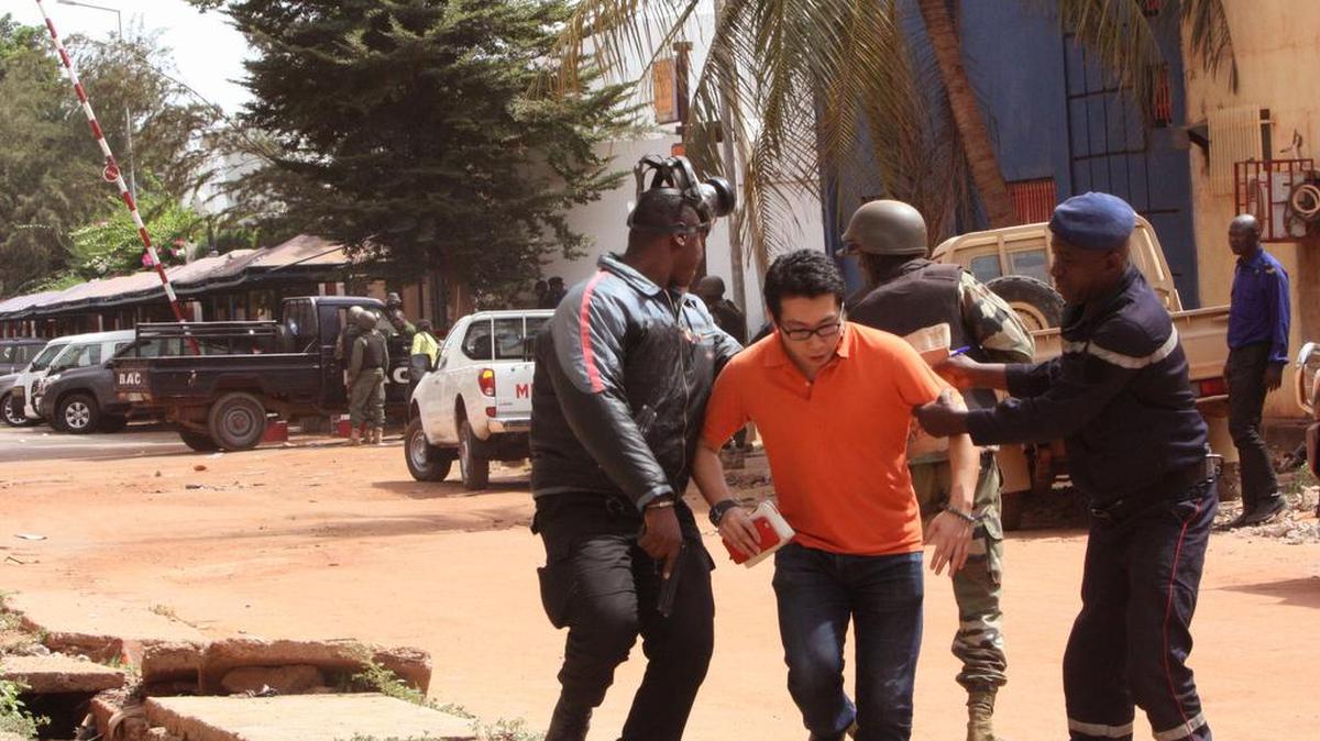 Momentos en que las tropas de Mali rescataban a una persona que permanecía dentro del hotel Radisson Blue durante el ataque en Bamako.