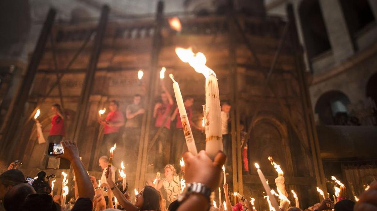 Las velas son tradicionales alrededor del templete construido en el siglo 19 alrededor del sepulcro de Cristo, hoy en restauración.
