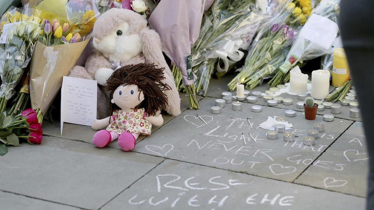 Una multitud de flores, peluches y mensajes en memoria de las víctimas del ataque perpetrado en el Manchester Arena cubren la Paza de Santa Ana, en Manchester (Reino Unido) el 25 de mayo de 2017.