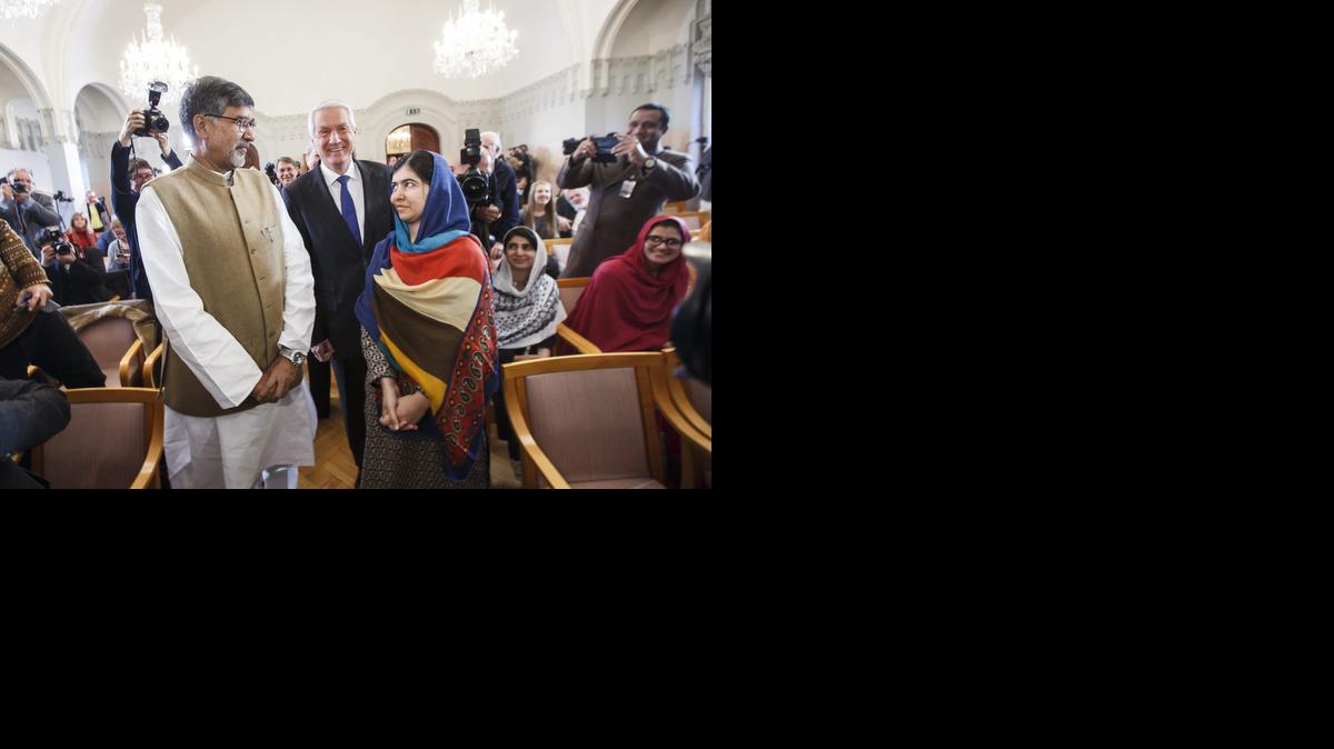 
El presidente del Comité Nobel noruego, Torbjorn Jagland (c), junto a los galardonados con el Premio Nobel de la Paz 2014, Kailash Satyarthi (d) y Malala Yousafzai, durante la tradicional rueda de prensa celebrada en la víspera de ceremonia de entrega de los premios, en el Instituto Nobel de Oslo (Noruega), el 9 de diciembre de 2014. EFE/Heiko Junge
