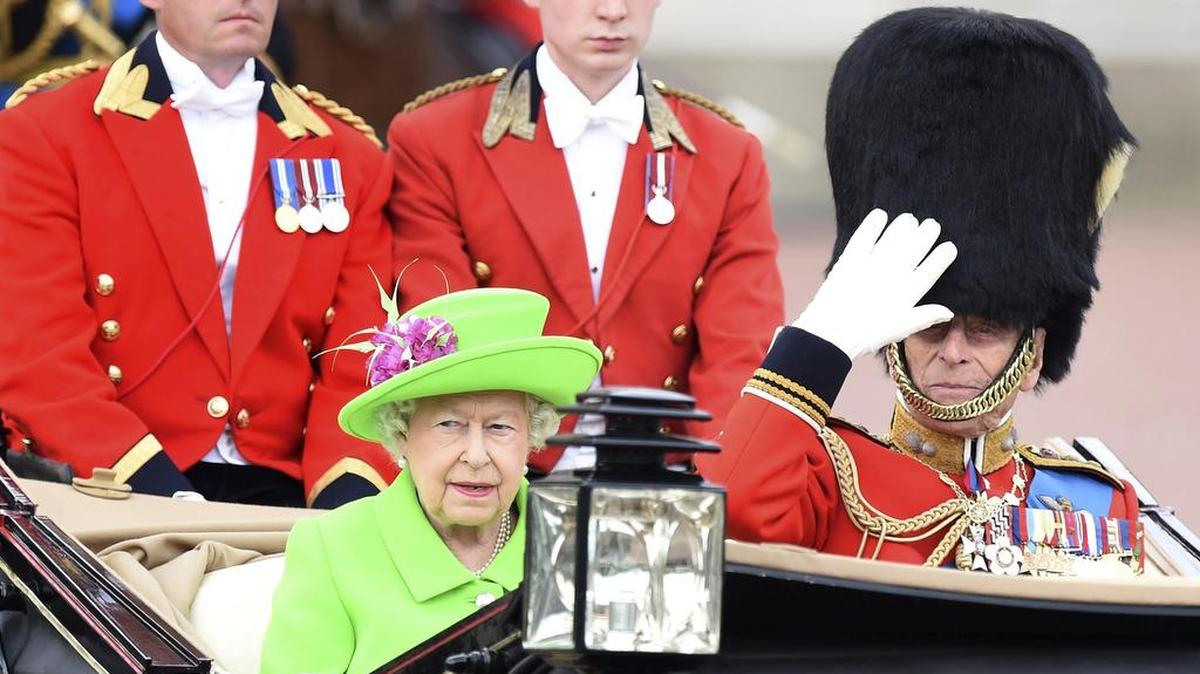Imagen de archivo fechada el 11 de junio de 2016 que muestra a la reina Isabel II y al príncipe Felipe de Edimburgo durante el desfile militar Trooping the Colour celebrado con motivo del 90º cumpleaños de la monarca, en Londres (Reino Unido).