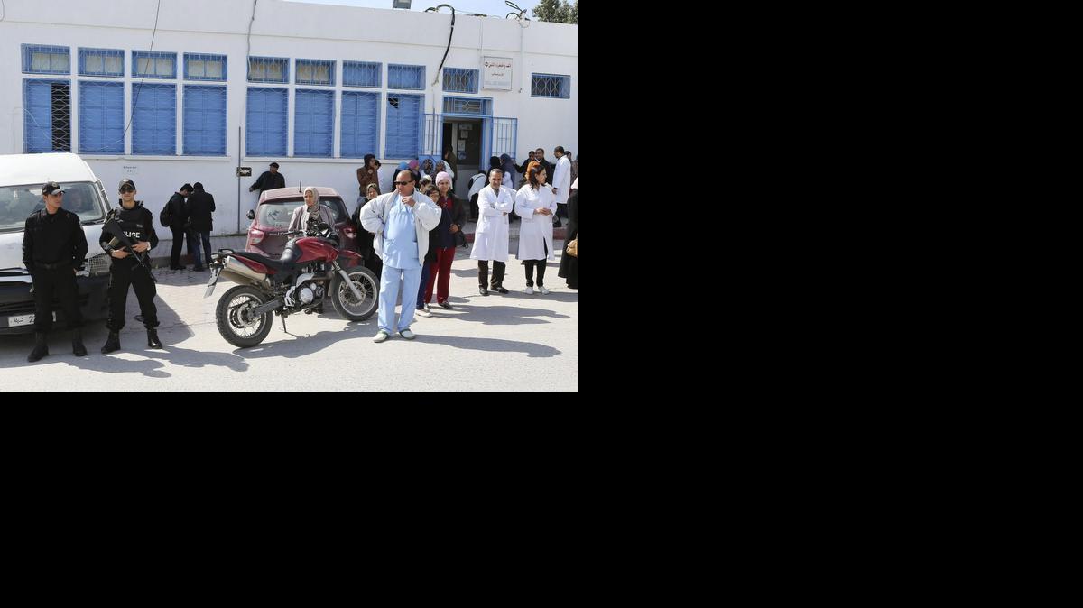 
Policías vigilan el acceso al depósito de cadáveres del hospital Charles Nicole en Túnez (Túnez) el jueves 19 de marzo de 2015.
