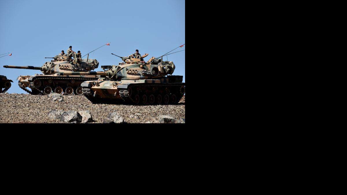 
Fuerzas kurdas mantienen una posición cerca de la frontera entre Siria y Turquía a raíz de los combates del lunes en Kobane.


