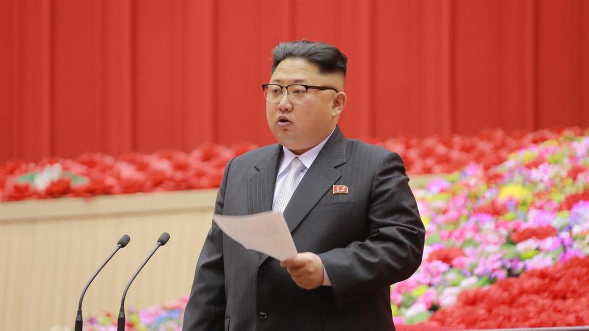 Fotografía facilitada por la Agencia Central de Noticias Coreana (KCNA) que muestra al líder norcoreano, Kim Jong-un, mientras da un discurso durante la Conferencia de Presidentes de los Comités de Primarios del partido gobernante en Pionyang (Corea del Norte) el 25 de diciembre de 2016.