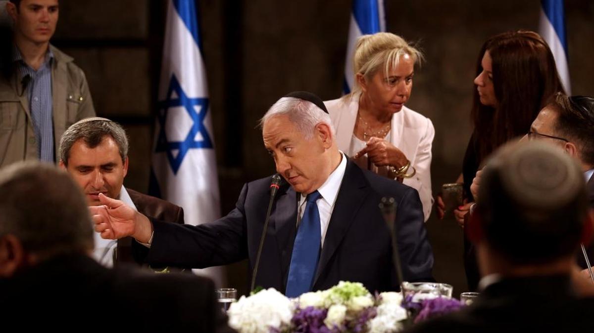 El primer ministro israelí Benjamin Netanyahu (C) hace gestos durante una reunión especial del gabinete israelí para el Día de Jerusalén, celebrada en los túneles de la Pared Occidental en la Ciudad Vieja de Jerusalén, el 28 de mayo de 2017. Otros no están identificados.