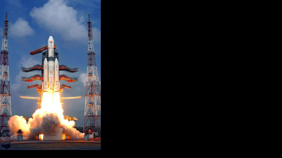 <cutline_leadin>La India</cutline_leadin> probó el jueves con éxito el mayor cohete desarrollado hasta ahora en el país asiático con capacidad para transportar cuatro toneladas y un módulo para astronautas, lo que abre la puerta al primer viaje tripulado indio al espacio.