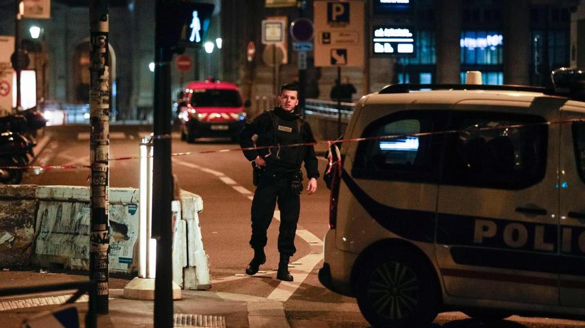 Un oficial de policía francés está de guardia al lado de un área acordonada alrededor de la estación del norte en París, el 8 de mayo de 2017, durante una operación de la policía después de una evacuación debido a una alarma de seguridad, el día después de la segunda ronda de votación para el francés elecciones presidenciales.