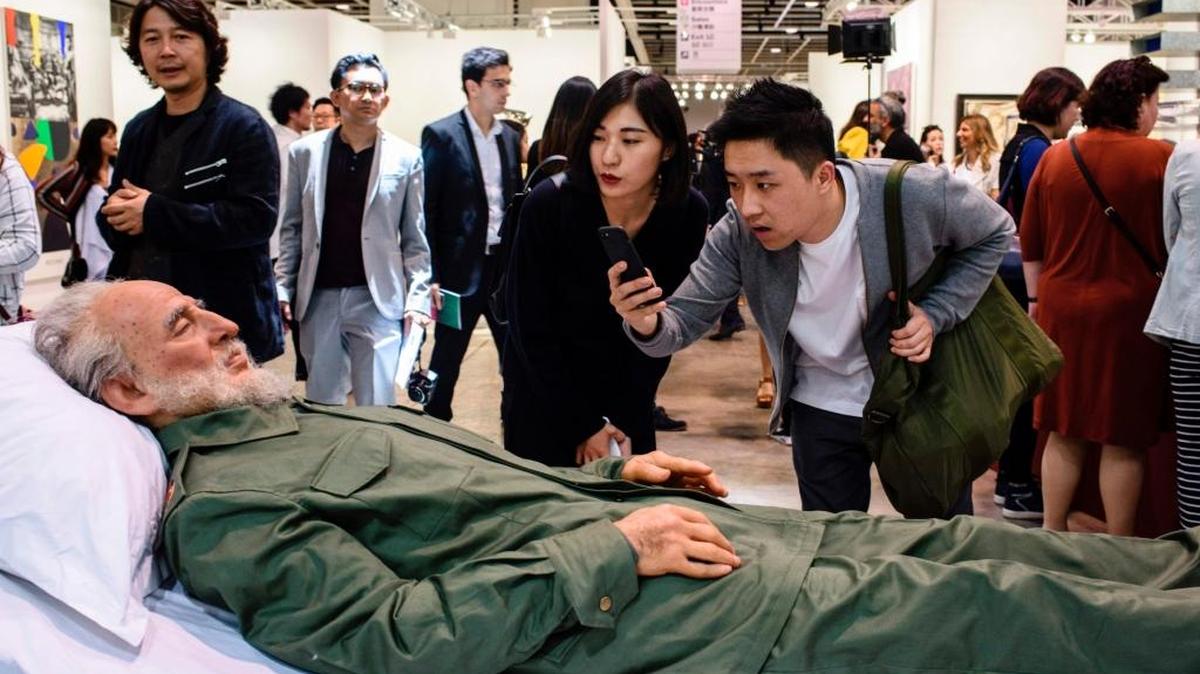 Los visitantes toman fotos a una pieza hiperrealista de Fidel Castro parte del proyecto ‘Cumbre’ del artista chino Shen Shaomin, en Art Basel en Hong Kong el 21 de marzo de 2017.